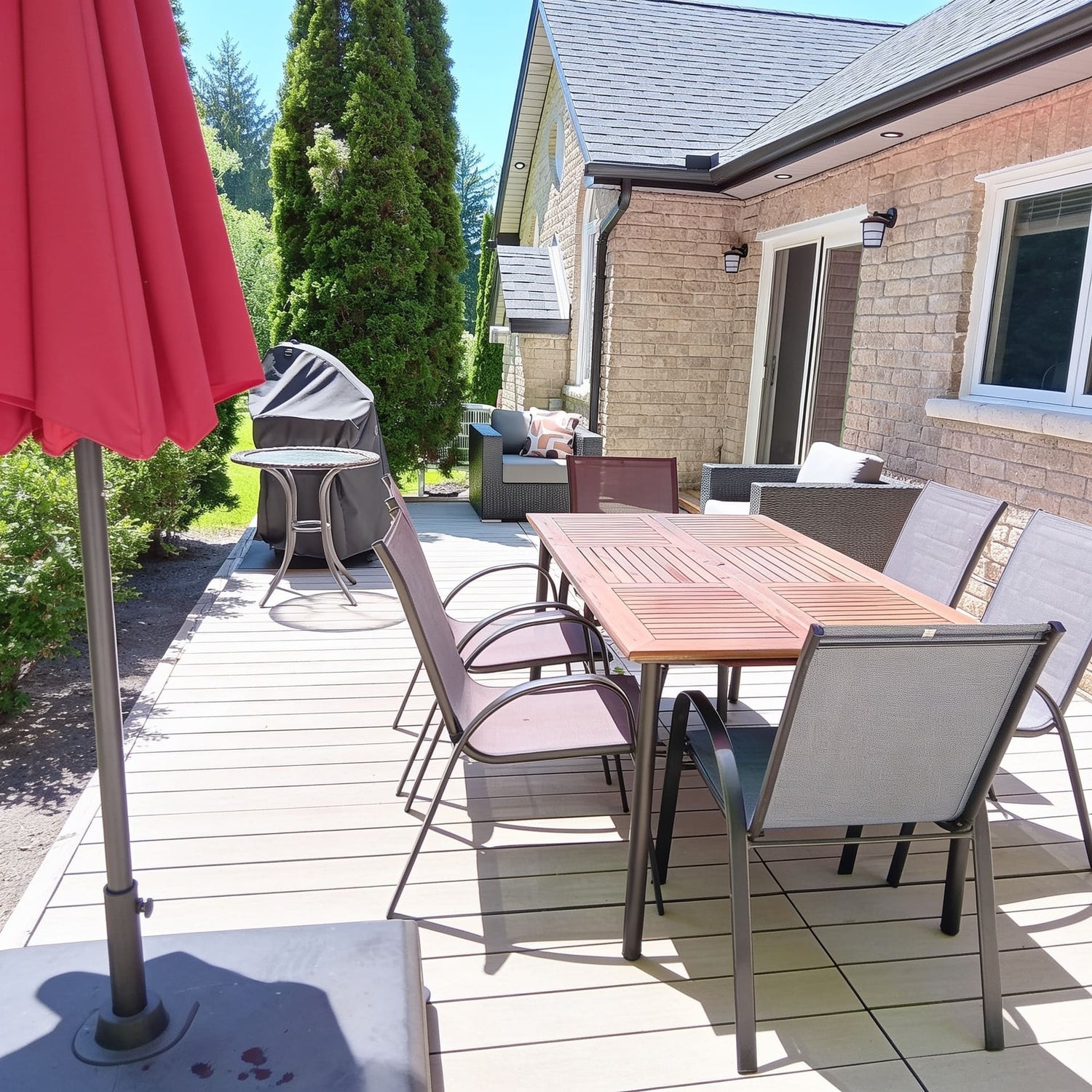 Aluminum deck with composite decking installed in the Coastal colour