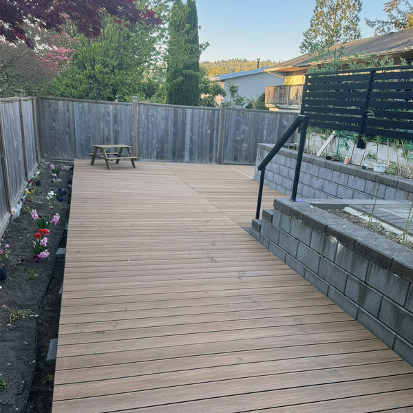 blokDEK in a customer backyard in Canyon Composite Decking with Aluminum Frame