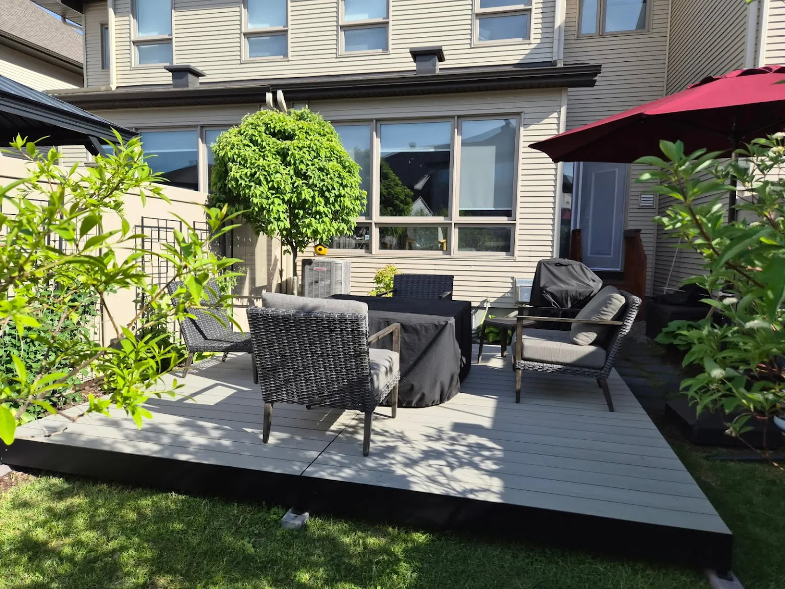 Aluminum deck with composite decking in Coastal colour in a customers backyard